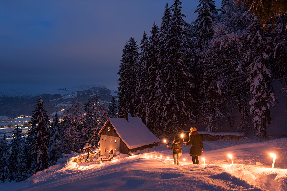 Romantische Fackelwanderung bei Nacht