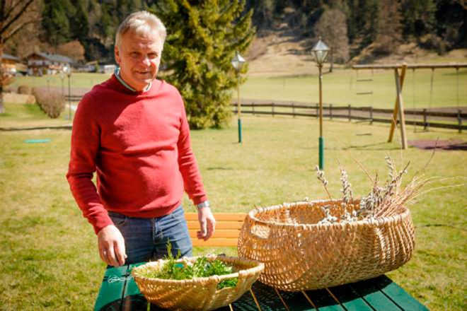 Poimbesei selber binden, Ostereier traditionell färben und Eierpecken – auch wenn in diesem Jahr kein Oster-Urlaub möglich ist, kann man ganz einfach von zu Hause aus drei schöne Osterbräuche aus St. Johann in Tirol mit der Familie erleben