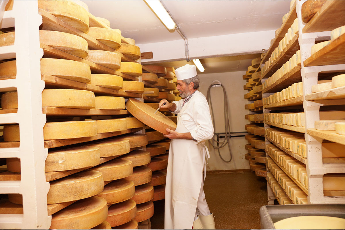 Käser Johann bei der Arbeit