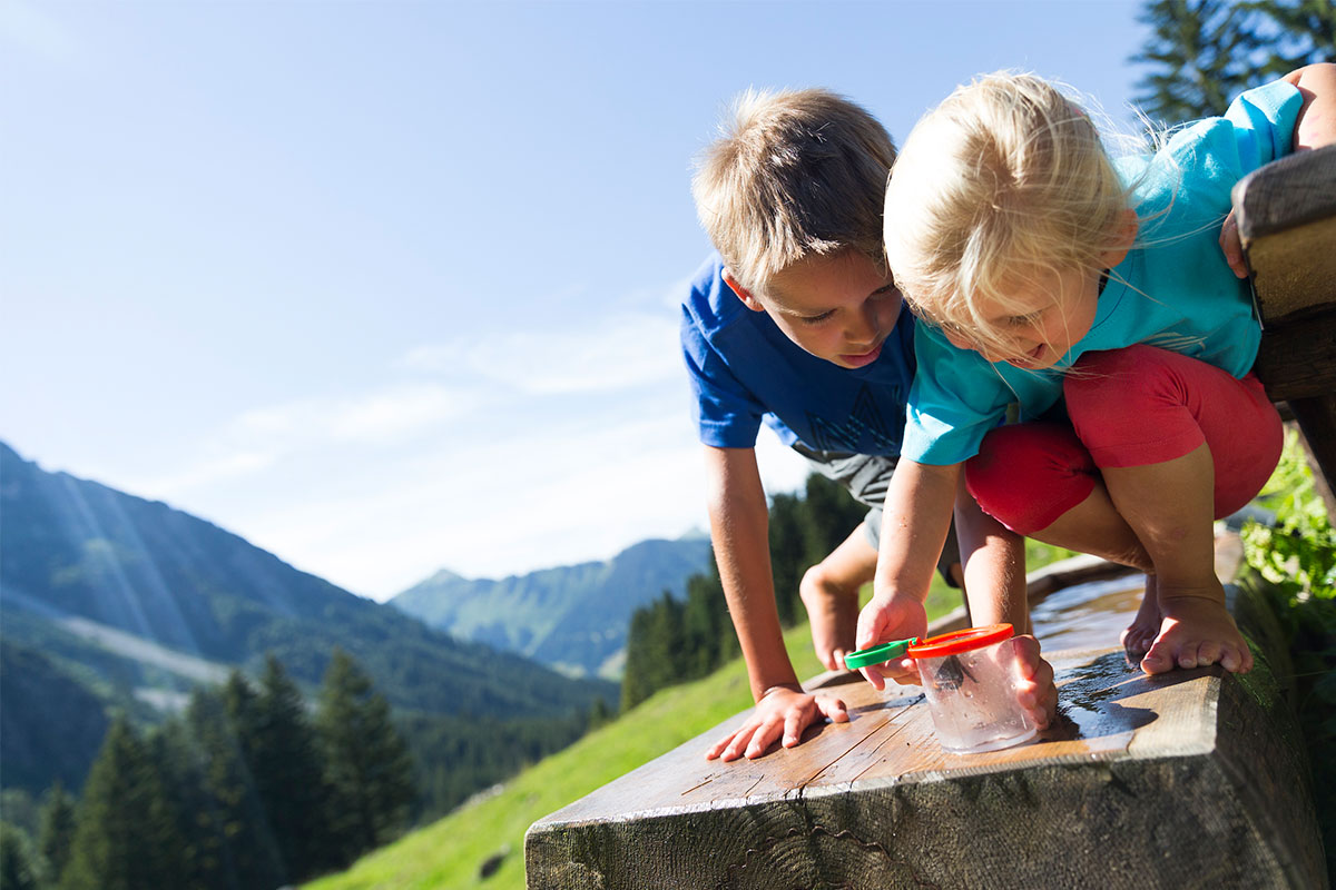 Kinder spielen Fluchtalpe