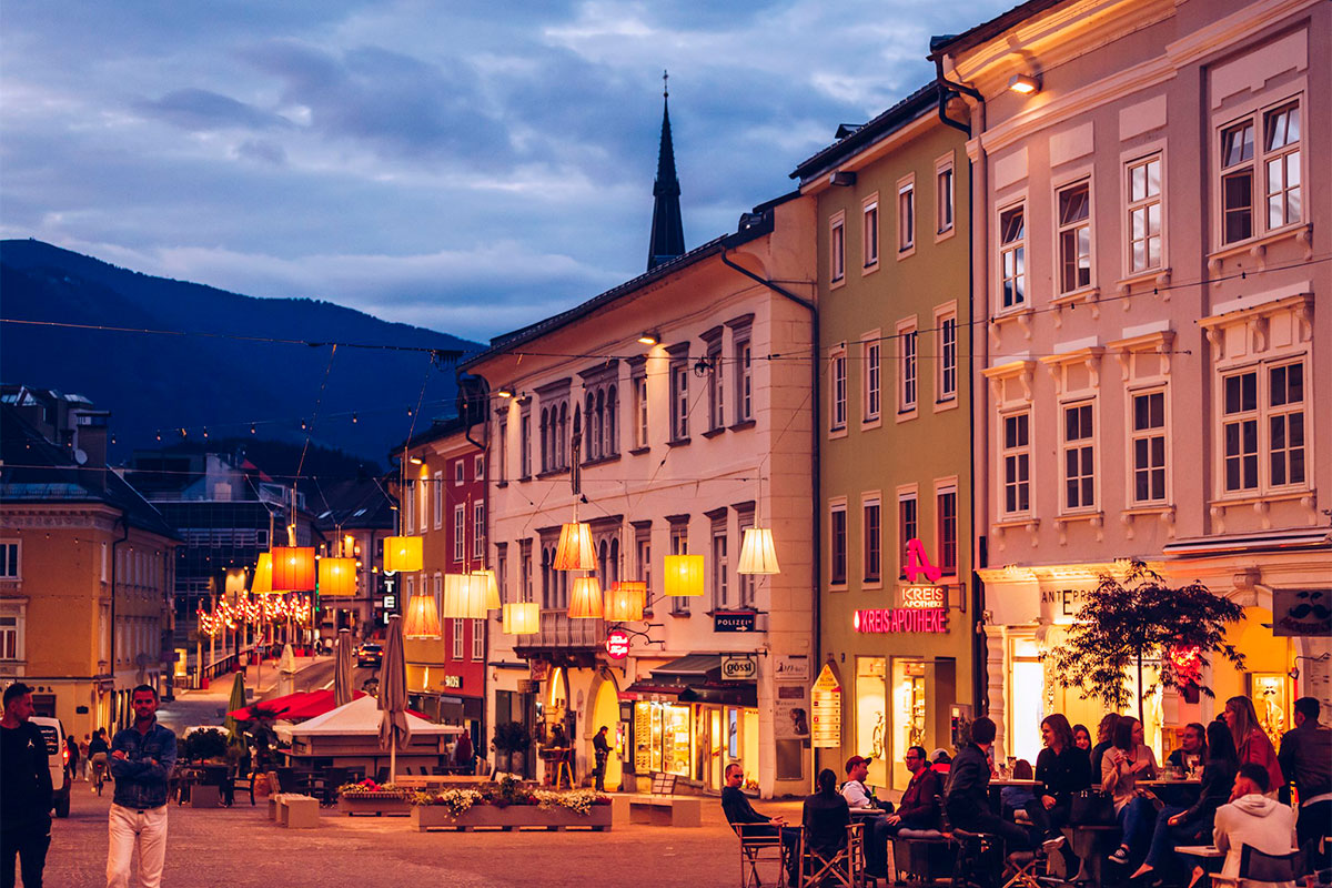 Straße in Villach bei Nacht