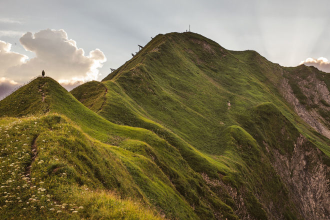 Im Sommer zeigt sich die Hochgebirgslandsschaft zwischen Allgäu und SIlvretta von ihrer "nackten" - also ruhigen - Seite. © Warth-Schröcken/Stiphout