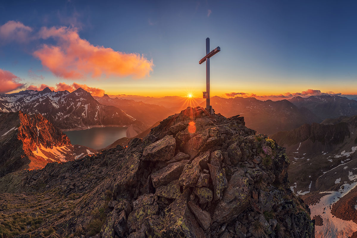 Keine 30 Minuten vom quirligen, angesagten Innsbruck entfernt, steht man auf einsamen Berggipfeln oder wandert durch traditionelle Almlandschaften. © Innsbruck Tourismus