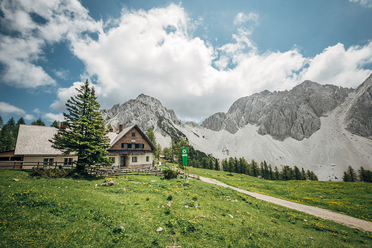 Am südlichen Fuße des Kosiak, auf der Matschacher Alm, befindet sich die Klagenfurter Hütte. © Klagenfurter Hütte / Infrastil