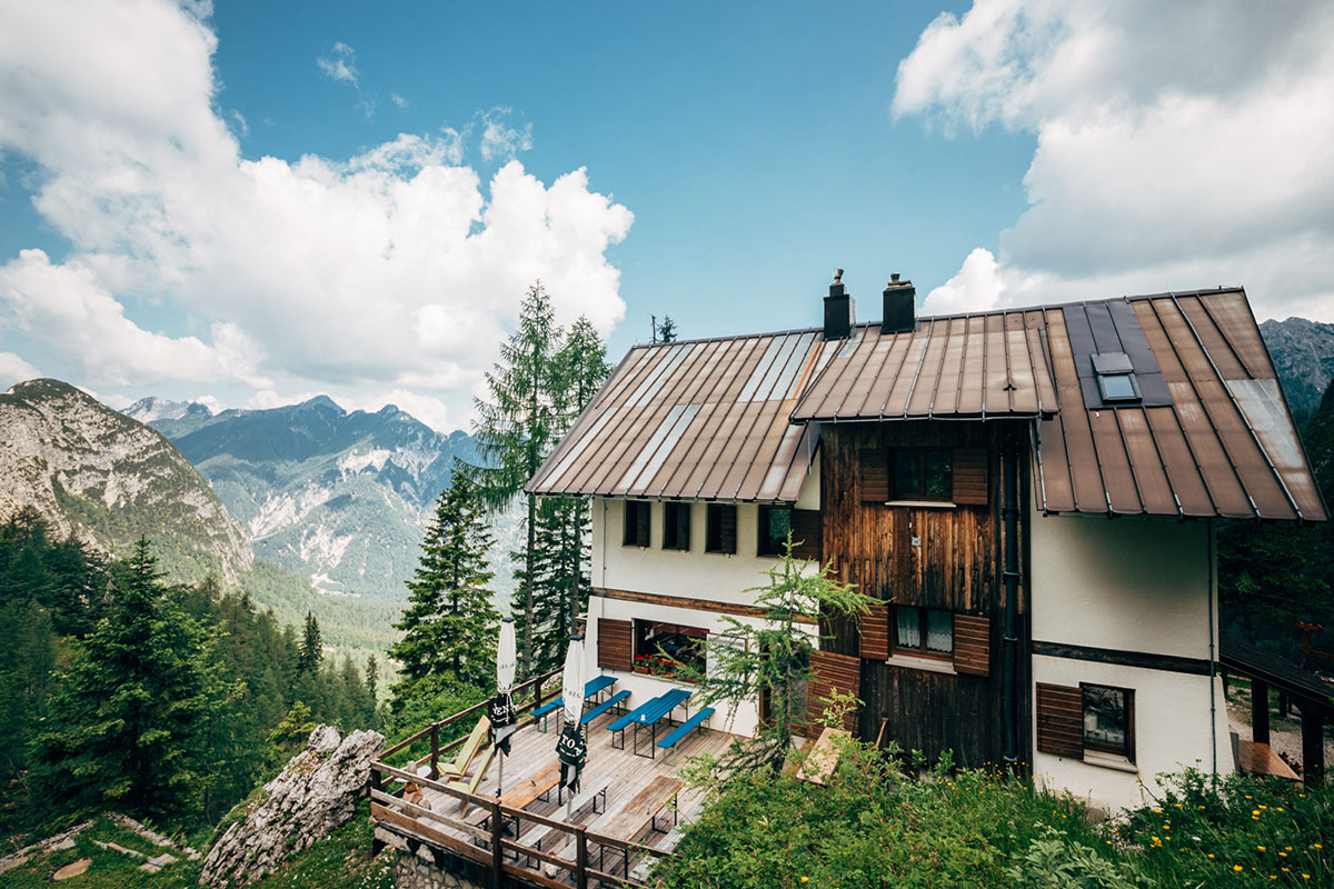 Das Rifugio Luigi Pellarini, kurz genannt auch „Pellarini-Hütte“, gelegen an der Nordseite des Jôf Fuart in den Julischen Alpen. © Region Villach Tourismus / Infrastil