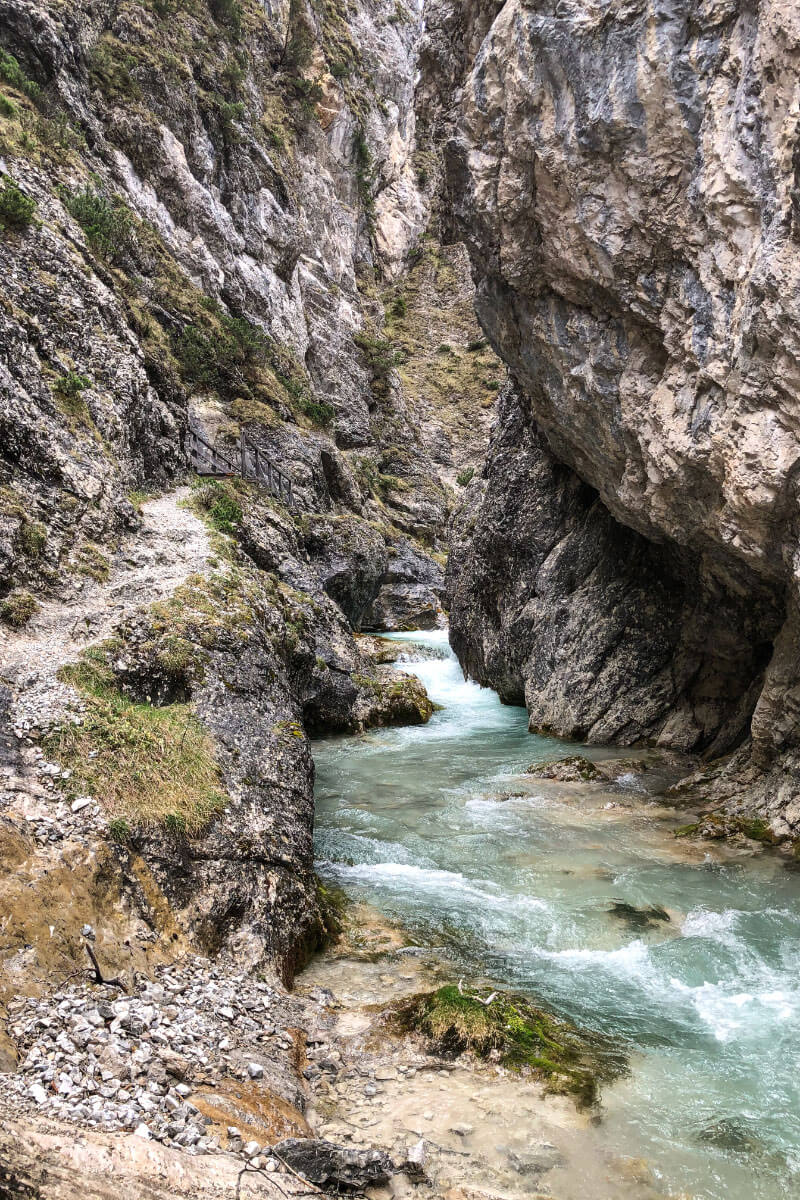 Bevor der Gleirschbach in die junge Isar mündet, gibt er nochmals Vollgas – und sprudelt lustig durch eine spannende Klamm