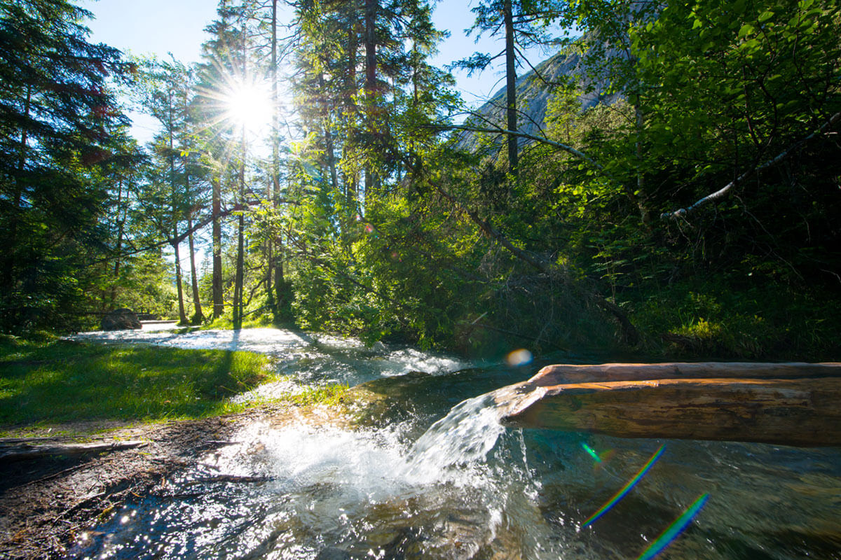 Wer die Isar nur aus München kennt, kann kaum glauben, dass sie als kristallklarer, türkiser Bergbach mitten im Herzen des Karwendel entspringt