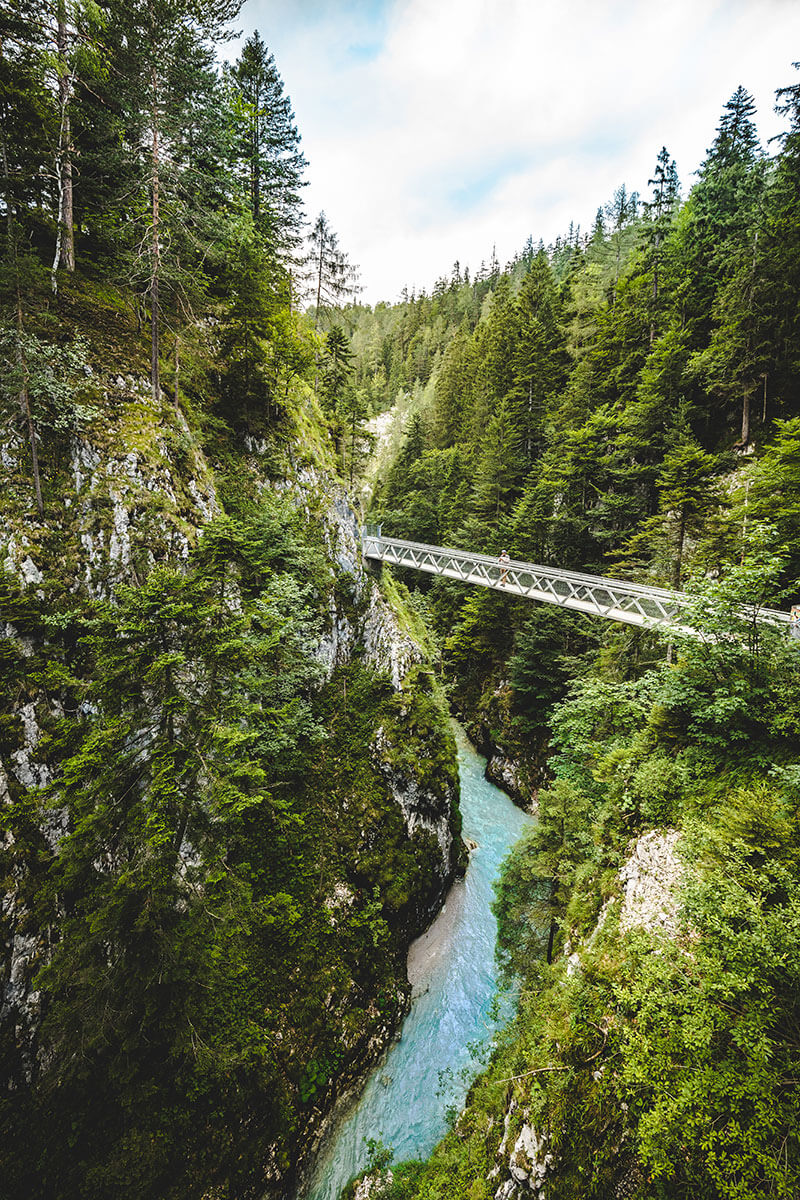 Auf dem 800 Meter langen Stahlsteig hoch über der reißenden Leutascher Ache warten in luftiger Höhe atemberaubende Aussichten auf die spektakuläre Schlucht