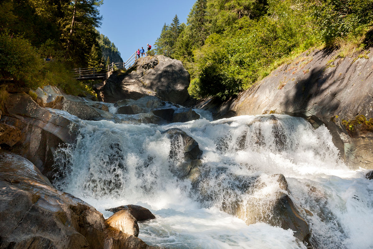 Besonders erfrischend: eine Naturdusche in der Gischt der Umbalfälle. © Nationalpark Hohe Tauern/Martin Lugger