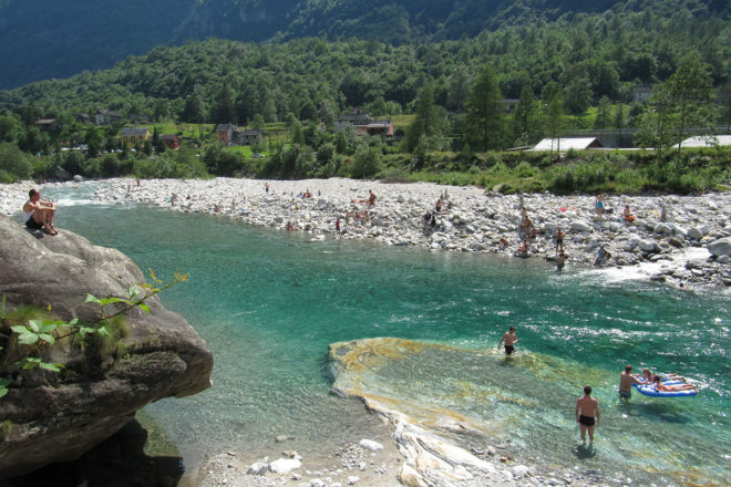 Eine frische Abkühlung nach einer Radtour oder Wanderung beziehungsweise einfach in der Sonne abschalten und dem Geräusch von Wasser lauschen: Einsame Badeplätze im Tessin – Verzasca in Brione