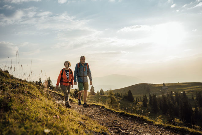 Nach einer ausgiebigen Wanderung genießt man den atemberaubenden Blick auf die Bergkulisse. © Region Villach Tourismus / Martin Hofmann