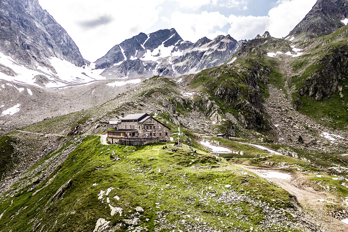 Zwischenetappe auf der Verwallrunde – wer die Darmstädter Hütte auf 2.384 Metern südlich von St. Anton am Arlberg/Tirol besuchen möchte, benötigt im Herbst 2020 eine Vorreservierung. © TVB St. Anton am Arlberg/Patrick Bätz