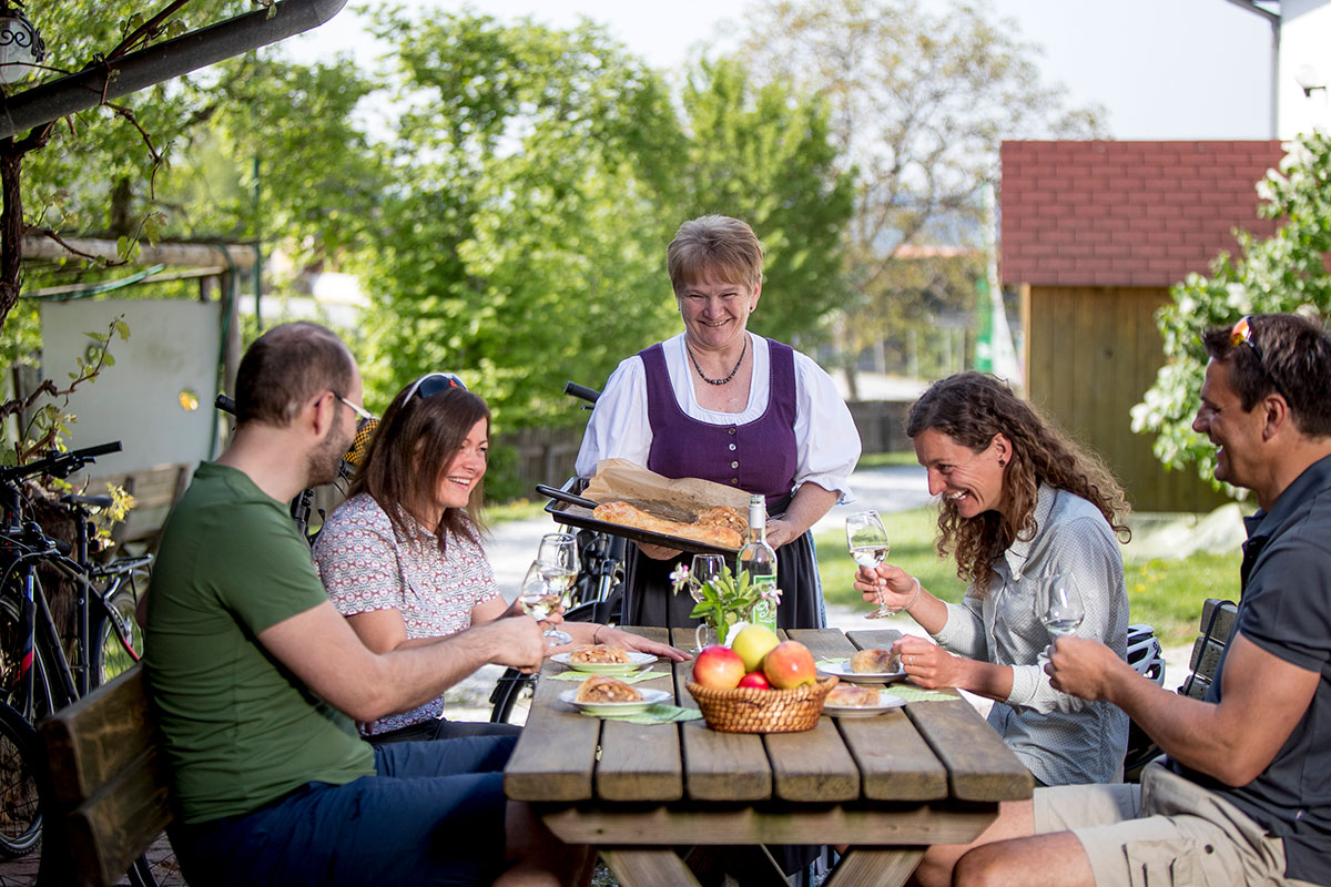 Highlight des Elzer Roas Wanderwegs sind die zahlreichen Einkehrmöglickeiten und die regionalen Apfelspezialitäten am Wegesrand Foto: © Steiermark Tourismus/ikarus