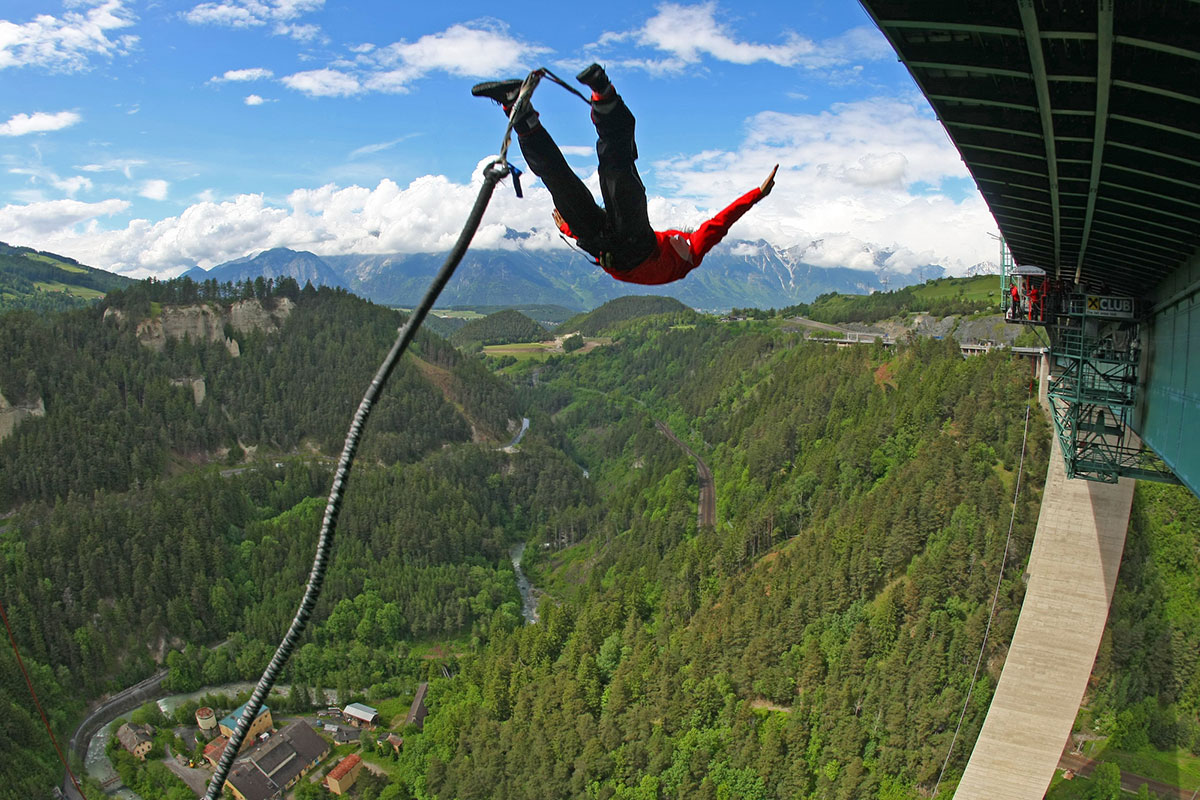 Die Europabrücke im Norden von Innsbruck gibt es einen der spektakulärsten Bungee-Jumps der Welt. © Rupert Hirner Bungy Jumping_Ch. Birbaumer