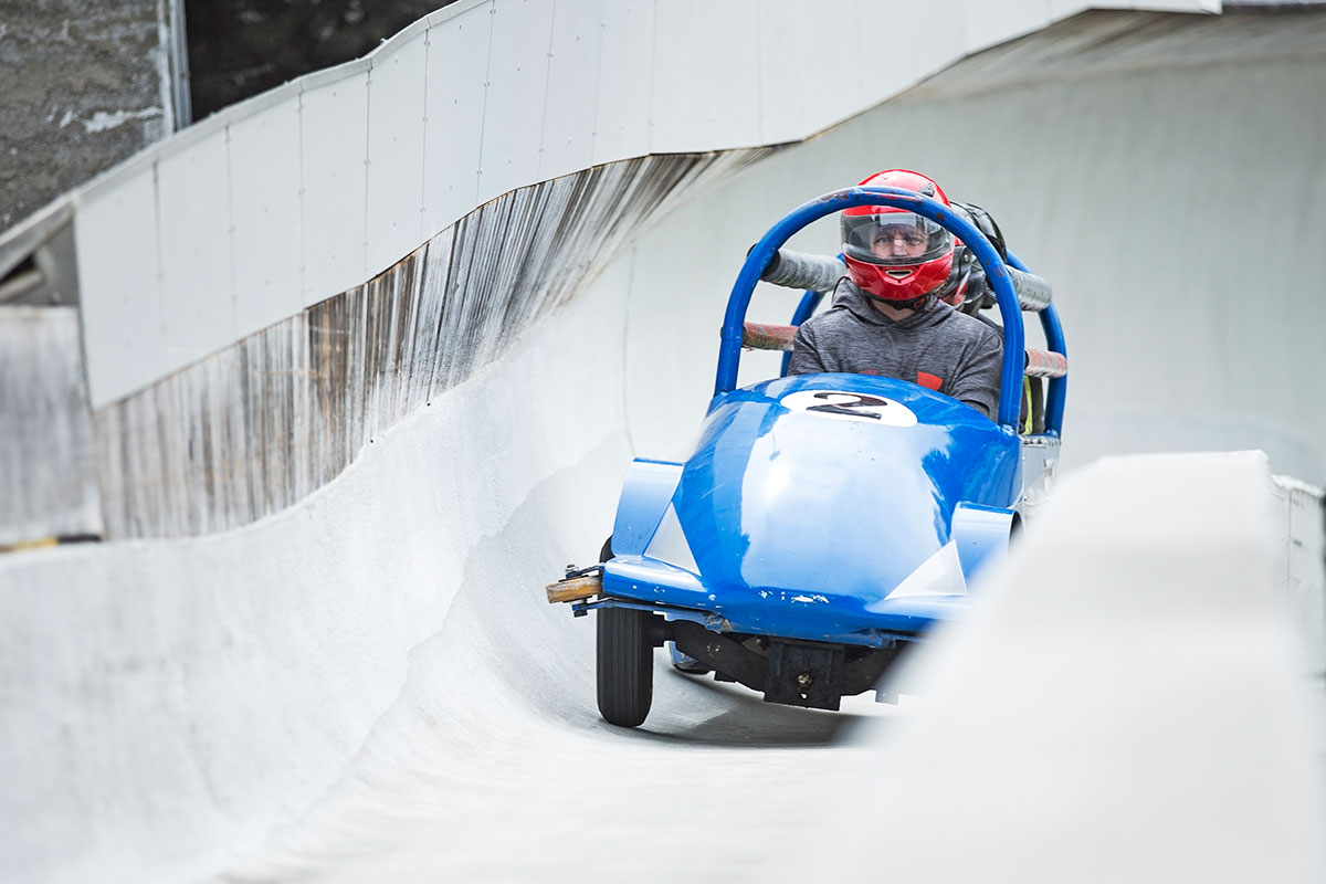 Auch im Sommer können geschwindigkeitsfeste Gäste mit einem erfahrenen Piloten die Eisbobbahn mit bis zu 100 km/h hinunterheizen. © Knauseder Event Concept 