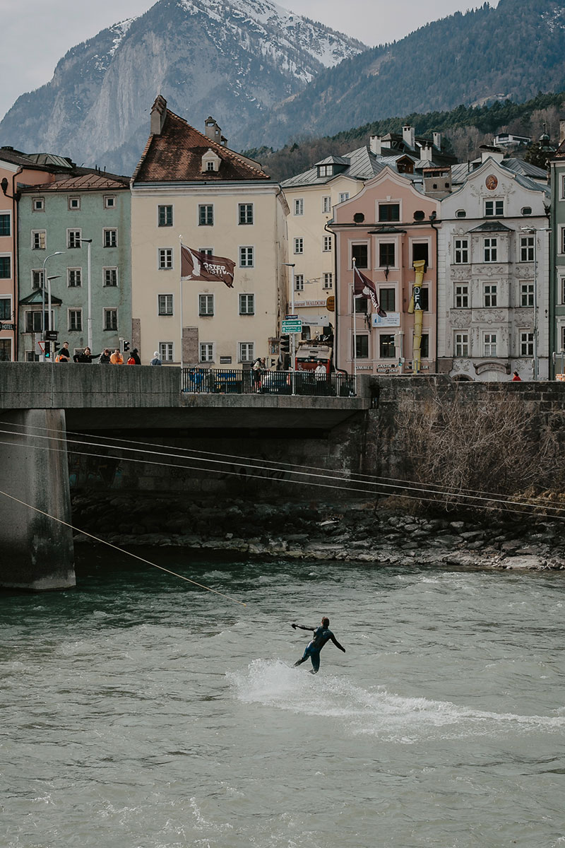 „Upstream Surfing“ nennt sich das Zauberwort, mit dem ein junges Start-Up Surfer und alle, die es werden wollen, nach Innsbruck lockt. © Innsbruck Tourismus/Emanuel Kaser 