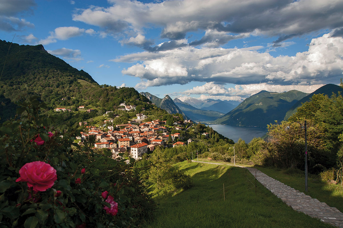 Wie gemalt schmiegt sich das Künstlerdorf Brè in den gleichnamigen Hausberg von Lugano im Tessin/Schweiz, wo die dreitägige Lugano Trekking Tour beginnt. © Lugano Region