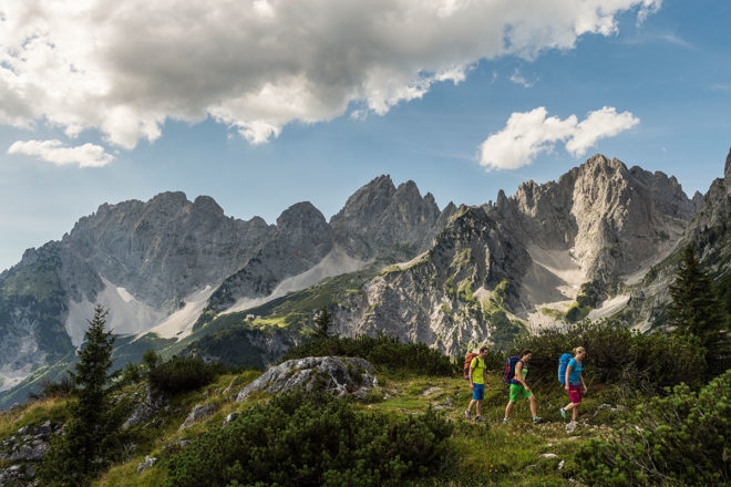 Bei der Umrundung des Wilden Kaisers in Tirol steigen Wanderer am ersten Tag in Richtung Gruttenhütte auf. © Wilder Kaiser