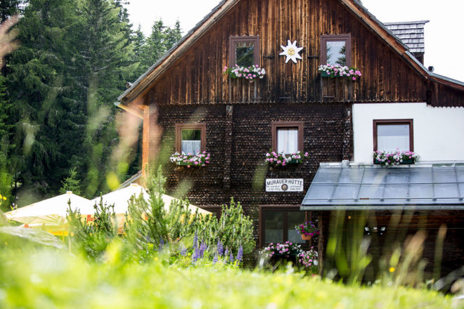 Die urige Murauer Hütte in der Region Murau-Kreischberg auf 1.583 Metern Höhe. Foto: © Steiermark Tourismus/Tom Lamm