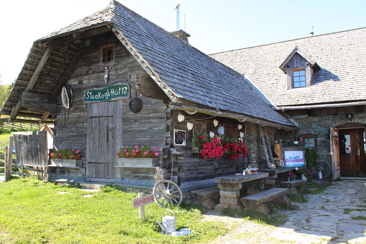 Die Stoakoglhütte liegt auf der Sommeralm inmitten des größten zusammenhängenden Almweidegebiet Mitteleuropas. Foto: © Pollhammer