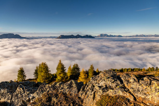 Die goldene Jahreszeit und das Herbstwetter im Drautal erzeugen geradezu eine mystische Atmosphäre mit Blick auf die umliegende Bergwelt. ©Foto: Franz Gerdl