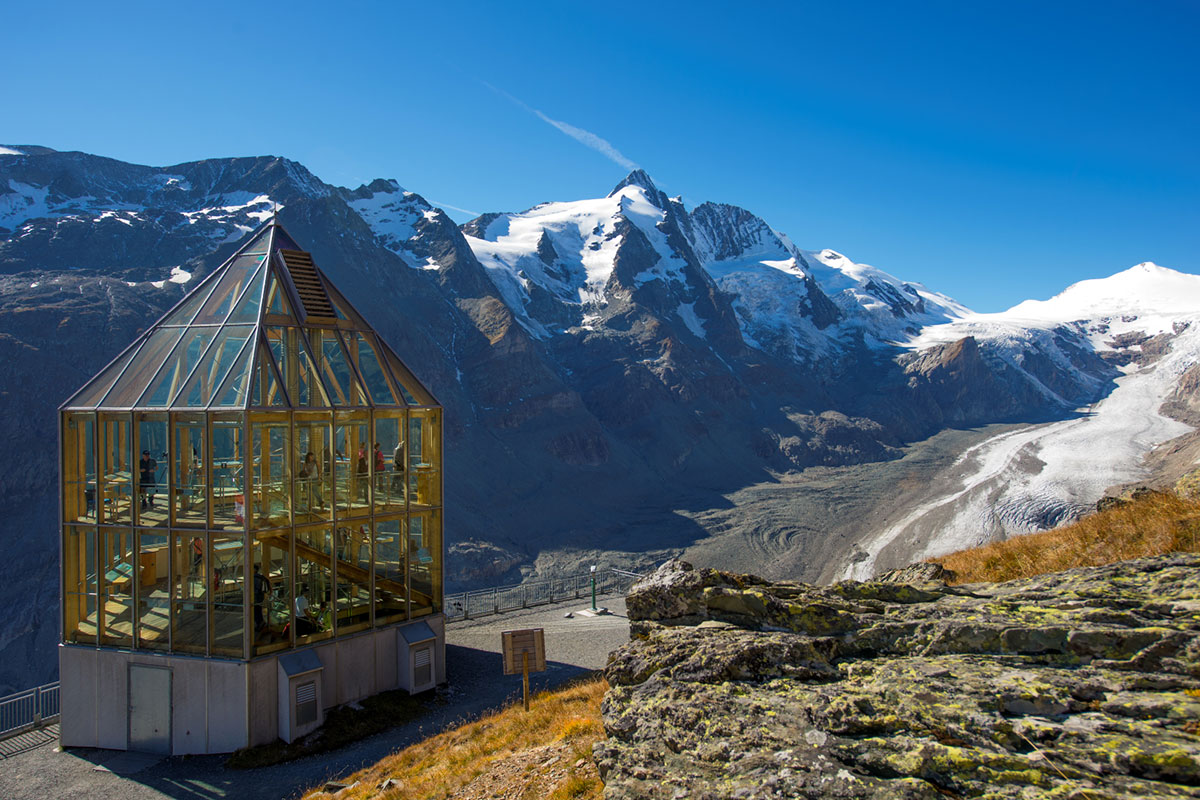 Von der Kaiser-Franz-Josefs-Höhe genießt man einen fantastischen Ausblick auf den Großglockner, den höchsten Berg Österreichs.