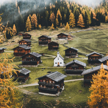 Osttirol besticht bis weit in den Herbst hinein mit Sonne, urigen Bergdörfern und faszinierenden Naturschauspielen. © Foto: TVB Osttirol – Elias Bachmann