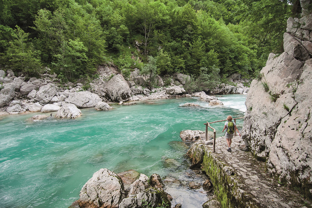 Wandern entlang des smaragdgrünen Flusses Soča. Foto: © Janko Humar