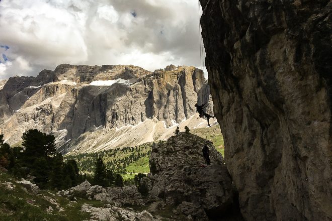 Klettern am Fuße des Langkofels in der „Steinernen Stadt“ – Hoch oben am Sellajoch auf 2180 Metern