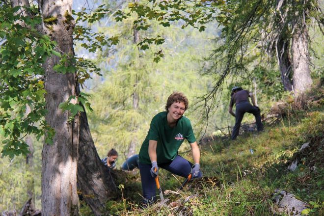 Es ist anstrengend, das Almschwenden – aber das Arbeiten draußen in dieser einmaligen Berglandschaft vermittelte den Teilnehmern des Freiwilligencamps „Almschwenden auf der Lattenbergalm“ eindrucksvoll die Leistungen der Bergbauern. (© Milchwerke Berchtesgadener Land)