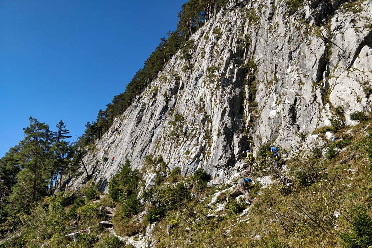 Der Fels der „Sonnenplatten“ in Scharnitz ist ideal im Winter zum Freiluftklettern