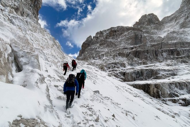 Aus einer einfachen Wanderung kann mit Schnee schnell eine anspruchsvolle Tour werden, wie hier in den Brenta Dolomiten (Foto: Gerhard Mössmer / Alpenverein)
