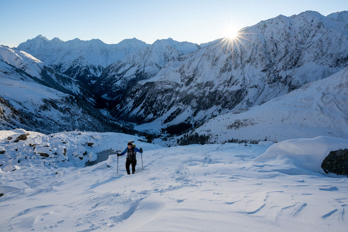 Frühwinterliche Verhältnisse und Schneestapfen in den Stubaier Alpen (Foto: Chris Riefenberg)