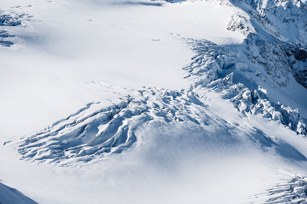 Achtung bei frühen Skitouren vor wenig zugeschneiten Gletscherspalten! Hier am Schuchtkogel, Pitztal, 6.11.23 (Foto: Chris Riefenberg)