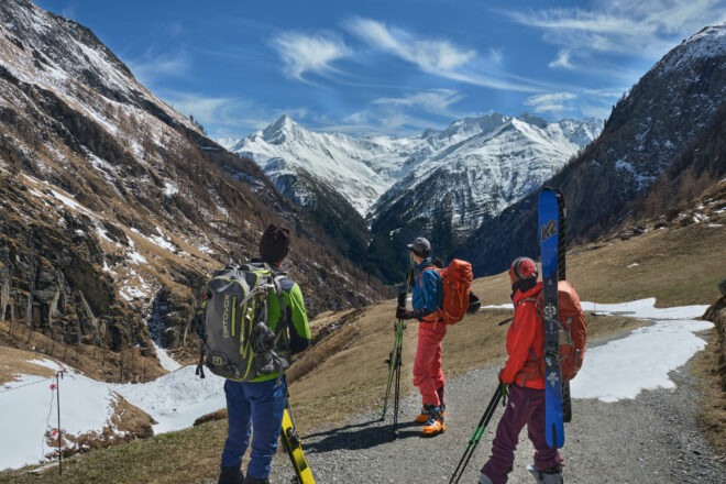 Aufstieg über den aperen Fahrweg, Blick nach Süden zur Lasörlinggruppe