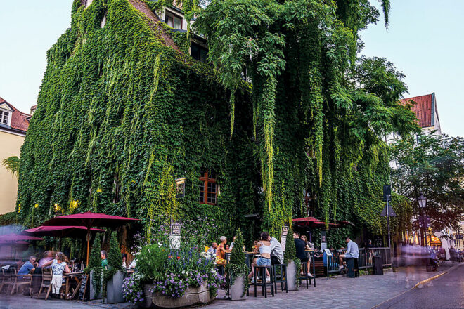 Mittendrin: An einem der schönsten Orte in der historischen Altstadt, im liebevoll restaurier-ten Gewölbe der herzoglichen Mühle von 1573, ist das Restaurant Pfistermühle beheimatet. (www.pfistermuehle.de)