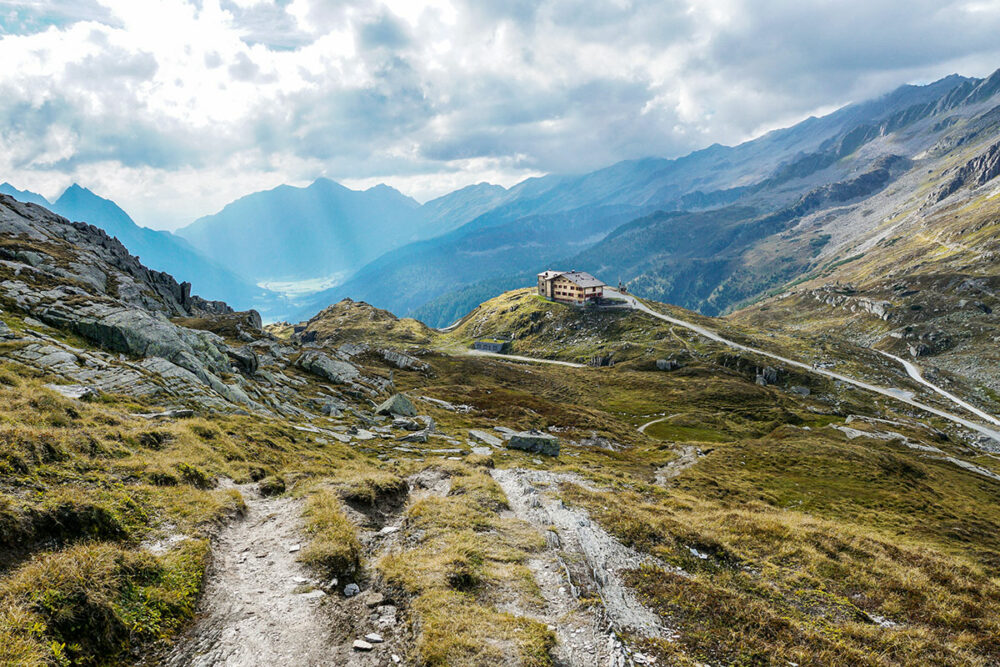 Auf dem Weg von Fügen im Zillertal nach Sterzing in Südtirol überquert man vor dem bewirtschafteten Pfitscherjochhaus die Grenze zu Italien.