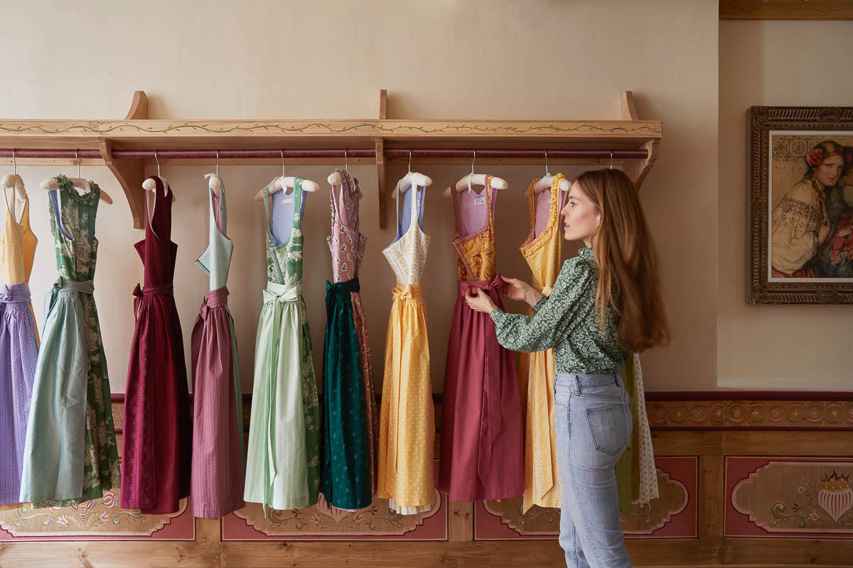 Die Dirndl werden in Surrey, England in Handarbeit hergestellt. Inzwischen produziert Annina von Pfuel auch in Bayern und Mailand.