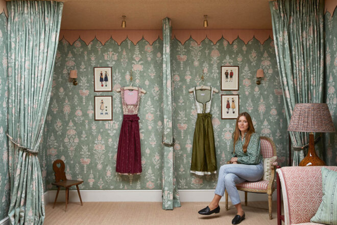 Annina von Pfuel in ihrem Showroom in London. Die Designerin und Gründerin wuchs in Bayern auf, studierte an der Parsons School of Design in New York und arbeitete zehn Jahre als Kostümbildnerin.