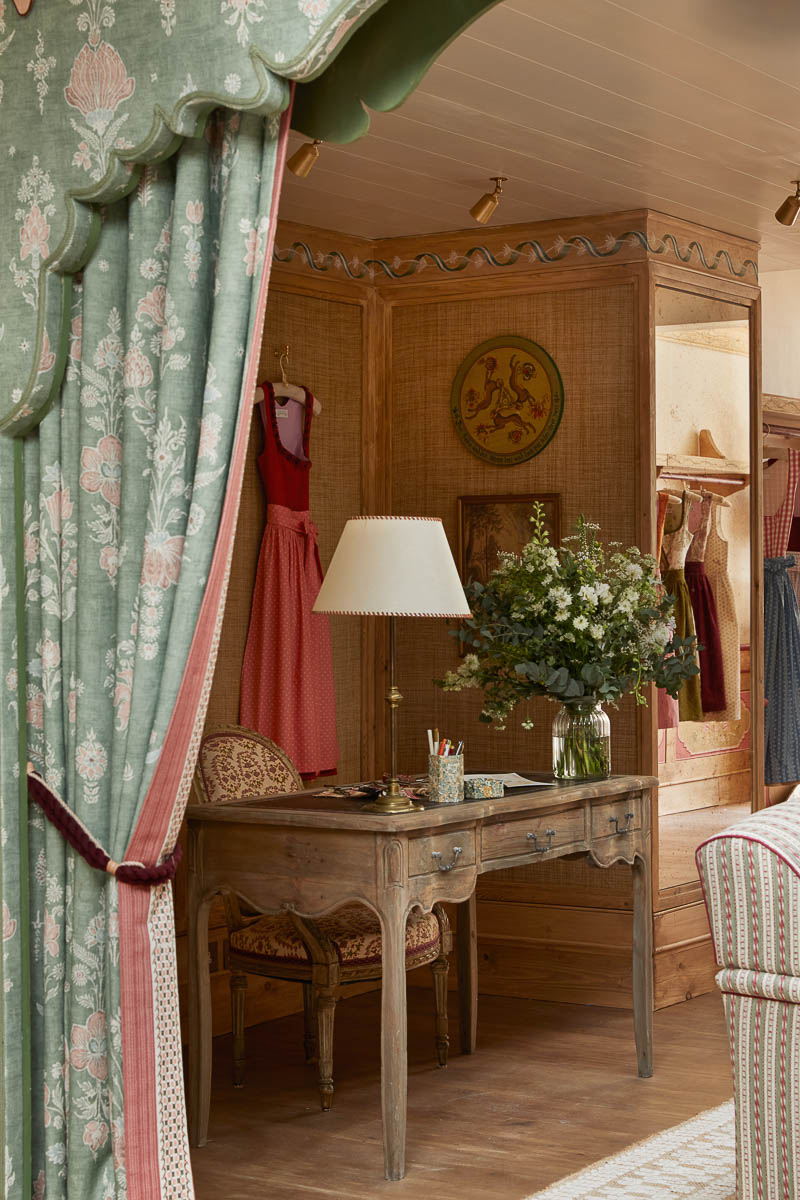 Der Showroom erinnert an ein alpenländisches Landhaus, eingerichtet von der Londoner Interior-Designerin Isabella Worsley und von der Künstlerin Nora Percy traditionell bemalt.