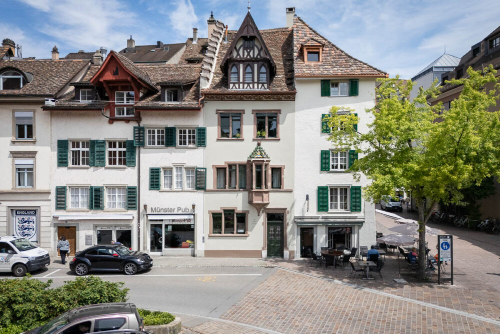 Das Haus „Zum Hinteren Dornhahn“ (2.v.l.) liegt mitten in der lebendigen Altstadt von Schaffhausen, direkt neben dem Kloster am Münsterplatz