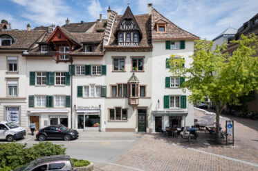 Das Haus „Zum Hinteren Dornhahn“ (2.v.l.) liegt mitten in der lebendigen Altstadt von Schaffhausen, direkt neben dem Kloster am Münsterplatz