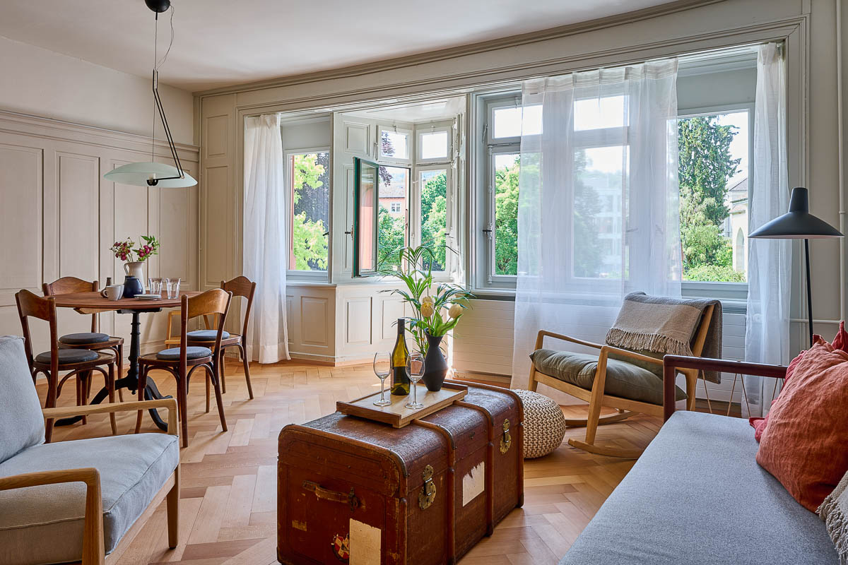 Zur Straße bzw. zum Mosergarten hin öffnet sich das grosszügige, geschmackvoll eingerichtete Ess- und Wohnzimmer.