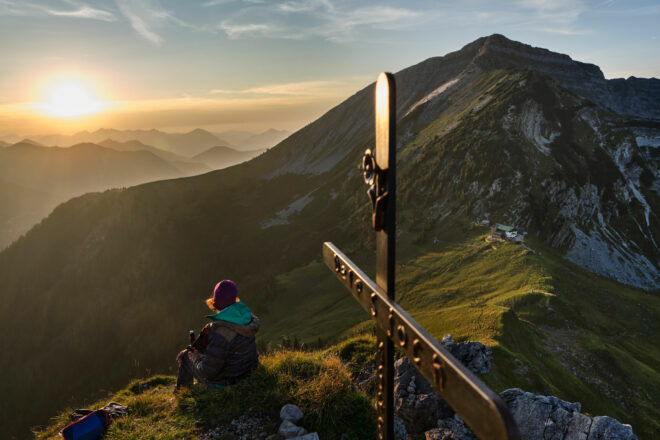 Up- and Sundowner auf dem Delpsjoch. Unterhalb liegt die Tölzer Hütte am Schafreuter.