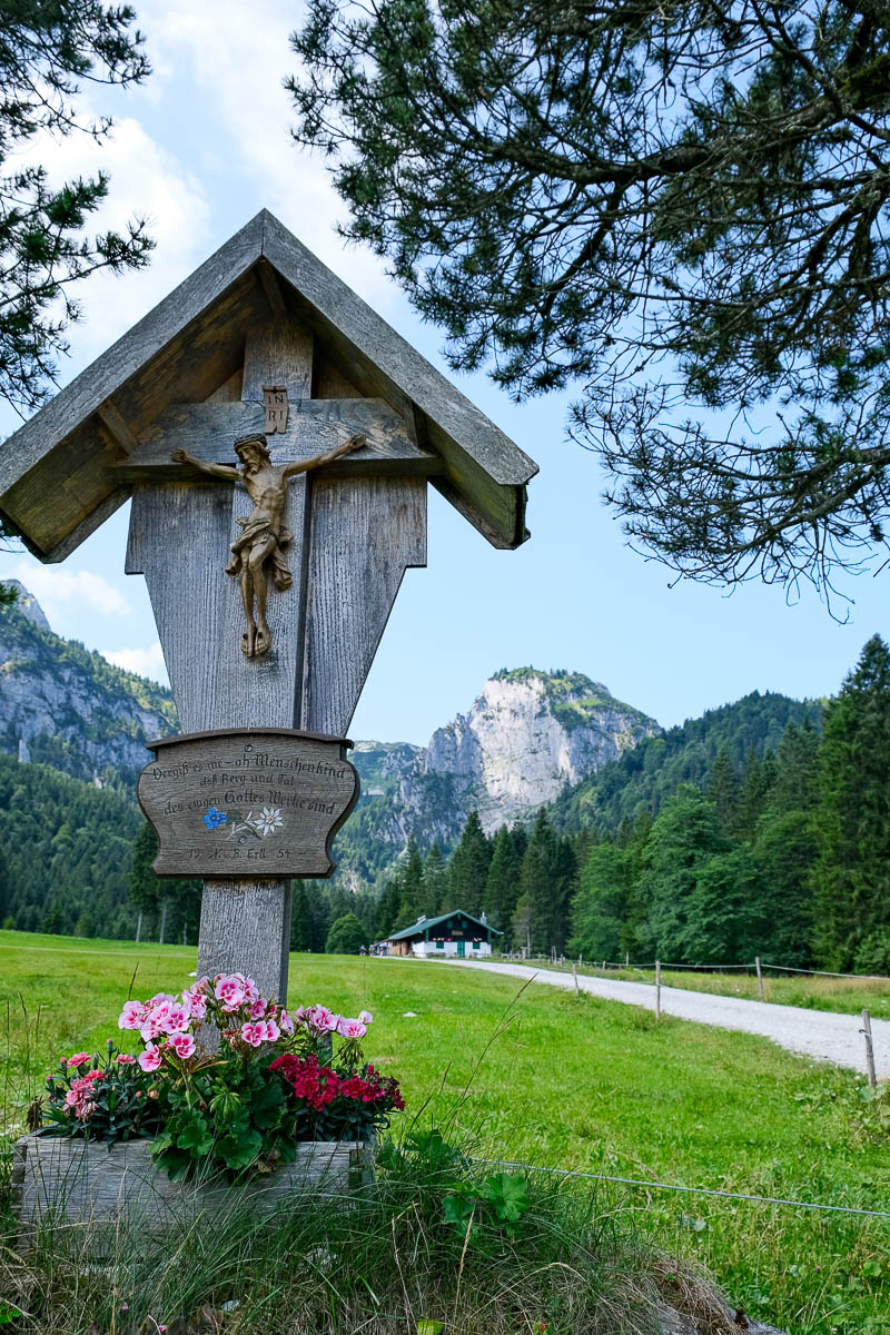 Liebevoll pflegen die Senner ihre Wegkreuze.