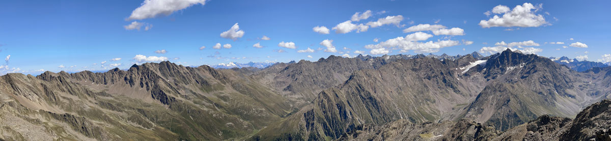 Blick nach Süden auf den Alpenhauptkamm vom Gipfel der Hohen Wasserfalle.