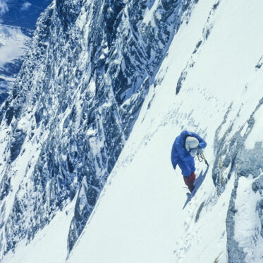 Für die Ewigkeit: Hans Kammerlander auf dem Weg zum Gipfel des Gasherbrum II. Es ist der erste Gipfel, den er zusammen mit Reinhold Messner bei der Doppelüberschreitung zweier Achttausender 1984 erreicht.