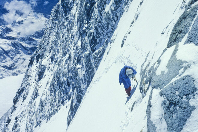 Für die Ewigkeit: Hans Kammerlander auf dem Weg zum Gipfel des Gasherbrum II. Es ist der erste Gipfel, den er zusammen mit Reinhold Messner bei der Doppelüberschreitung zweier Achttausender 1984 erreicht.