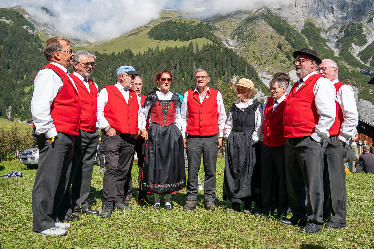 Schweizer Volkskultur mit Jodeln und Alphorn wird hier zelebriert: Das Jodelchörli Sardona Flims und die Alphorngruppe Flims.