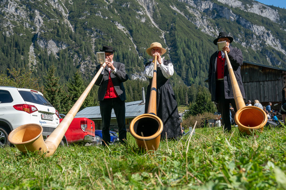 Schweizer Volkskultur mit Jodeln und Alphorn wird hier zelebriert: Das Jodelchörli Sardona Flims und die Alphorngruppe Flims.